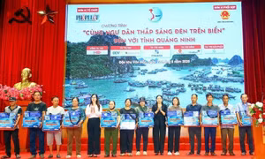 Cùng ngư dân thắp sáng đèn trên biển tại Quảng Ninh