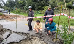 Mưa kéo dài gây sạt lở nhiều tuyến quốc lộ, tỉnh lộ phía Tây Quảng Ngãi