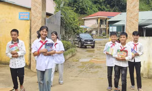 Hơn 1.200 bộ sách giáo khoa đến với học sinh vùng lũ Điện Biên