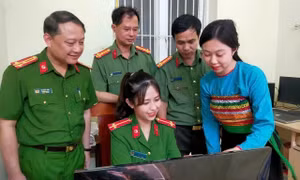 'Đi từng ngõ, gõ từng nhà' cấp đổi thẻ đảng ở vùng khó khăn