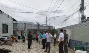 Mưa lớn kèm dông lốc gây tốc mái 7 nhà dân ở Bạc Liêu