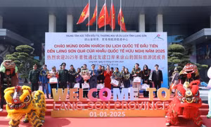 Đón đoàn du khách “xông đất” xứ Lạng qua Cửa khẩu quốc tế Hữu Nghị