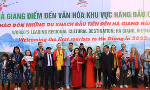Hà Giang chào đoàn khách du lịch đầu tiên của năm mới 2025