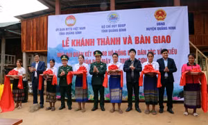 Đồng bào Bru - Vân Kiều ở bản Dốc Mây được trao nhà đại đoàn kết 