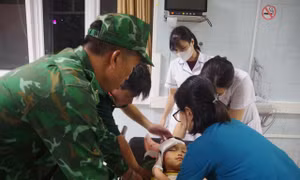 Bộ đội biên phòng Lai Châu cấp cứu kịp thời cháu bé dân tộc Dao bị ngã xuống cầu chấn thương nặng