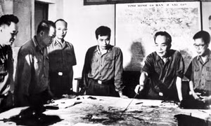 Đại tướng Võ Nguyên Giáp và các đồng chí lãnh đạo Quân ủy Trung ương theo dõi diễn biến Chiến dịch Hồ Chí Minh năm 1975. Ảnh: Tư liệu TTXVN
