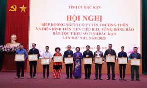Biểu dương người uy tín, điển hình tiên tiến vùng đồng bào dân tộc thiểu số