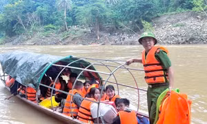Hỗ trợ giáo viên, học sinh vùng thiệt hại do lũ qua sông tựu trường