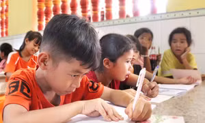 Cậu bé Sơn Hoàng Phương, lần đầu cắp sách đến chùa học chữ Khmer, luyện viết từng nét chữ cơ bản trong giờ học tại điểm học hè chùa Chrôi Tưm Kan Đal (ấp Tâm Lộc, xã Đại Tâm)