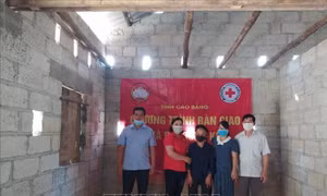 Bàn giao nhà Đại đoàn kết, Nhà nhân ái cho các hộ nghèo tại hai xã An Lạc, Thống Nhất, huyện Hạ Lang, tỉnh Cao Bằng. Ảnh: Chu Hiệu -TTXVN 