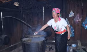 Thu nhập của gia đình bà Sình Thị Cài, dân tộc Mông, ở xã Sà Dề Phìn, huyện Sìn Hồ chủ yếu phụ thuộc từ nấu rượu. Ảnh: Việt Hoàng-TTXVN
