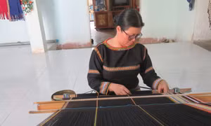 Nghệ nhân Y Thúy, thôn Đak KRăk, xã Hòa Bình, thành phố Kon Tum là một trong những nghệ nhân dệt thổ cẩm “gạo cội” tại Kon Tum. Ảnh: Dư Toán – TTXVN