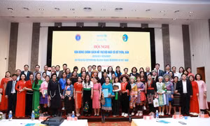 Thứ trưởng Bộ Y tế Trần Văn Thuấn cùng các đại biểu chụp ảnh kỷ niệm đại diện 30 cô đỡ thôn bản đại diện cho hơn 3.000 cô đỡ trên toàn quốc tham dự hội nghị. Ảnh: moh.gov.vn