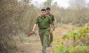 Trung úy Thào A Khư và đồng đội trên đường xuống cơ sở. Ảnh: Xuân Tư - TTXVN