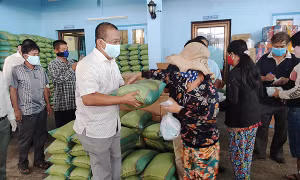 Trao quà hỗ trợ bà con gốc Việt tại Phnom Penh . Nguồn : nhandan.com.vn