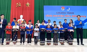 Lãnh đạo Trung ương Đoàn trao quà cho học sinh nghèo. Ảnh: Nguyễn Nam - TTXVN