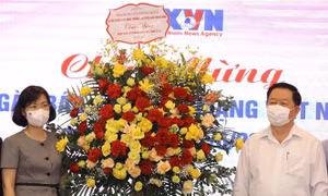 Đồng chí Nguyễn Trọng Nghĩa, Bí thư Trung ương Đảng, Trưởng Ban Tuyên giáo Trung ương tặng hoa chúc mừng lãnh đạo, cán bộ, phóng viên, biên tập viên và người lao động của Thông tấn xã Việt Nam. Ảnh: Nguyễn Điệp - TTXVN 