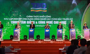 Các đại biểu bấm nút khởi công Trung tâm giống và công nghệ cao thuộc Khu lâm nghiệp ứng dụng công nghệ cao Bắc Trung bộ. Ảnh: Tá Chuyên – TTXVN