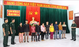 Lãnh đạo Đồn biên phòng Ia O, Bộ đội biên phòng tỉnh Gia Lai làm thủ tục trao trả các nạn nhân cho gia đình sau khi hỗ trợ đưa họ từ cửa khẩu Mộc Bài - Tây Ninh về. Ảnh: Hồng Điệp - TTXVN