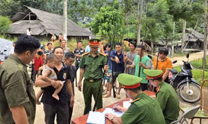 Vận động đồng bào vùng cao tự giác giao nộp vũ khí, vật liệu nổ