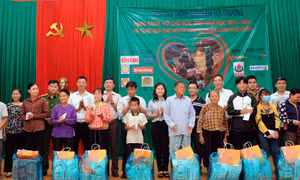 trao tặng quà cho các học sinh dân tộc thiểu số của xã Long Sơn, huyện Đắk Mil (Đắk Nông) tại chương trình. Ảnh: An Hiếu