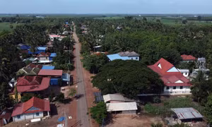 Các thiếu nữ Khmer ở xã biên giới Hòa Hiệp, huyện Tân Biên (Tây Ninh) thể hiện điệu múa “Rom vong” truyền thống 