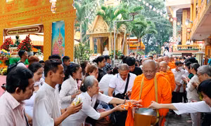 Các chư đại đức tăng Khmer từ giảng đường đi vòng quanh chánh điện tại Lễ đặt bát hội dịp lễ Sen Đôn Ta tại chùa Chantarăngsây (Quận 3, Thành phố Hồ Chí Minh). Ảnh: An Hiếu 