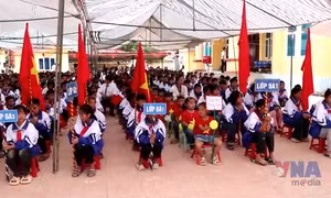 Mượn trụ sở UBND xã để tổ chức khai giảng nơi vùng lũ Mường Luân