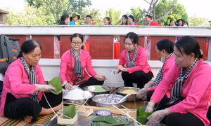 Các đội thi gói bánh chưng. Ảnh: Trung Kiên - TTXVN