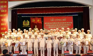 Lai Châu trao quyết định cho 38 Trưởng Công an các xã, phường