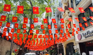 Ngõ phố Thủ đô rợp bóng cờ đỏ sao vàng 