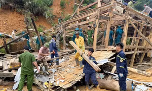 Hỗ trợ người dân di chuyển tài sản ra khỏi vùng nguy hiểm do mưa lớn kéo dài