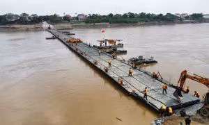Cầu phao Phong Châu hoạt động trở lại