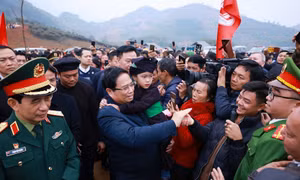 Thủ tướng Phạm Minh Chính thăm đồng bào tại dự án tái thiết thôn Làng Nủ, xã Phúc Khánh, huyện Bảo Yên (Lào Cai). Ảnh: Dương Giang - TTXVN