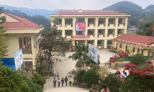 Trường Tiểu học và THCS Tam Kim được Bộ Quốc phòng hỗ trợ xây dựng khang trang đẹp đẽ. Ảnh: Quốc Đạt - TTXVN