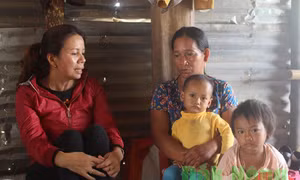 Chị Nguyễn Thị Hằng (bên trái) thường xuyên động viên chị H'Nem cố gắng khắc phục khó khăn, tìm kiếm công việc phù hợp để nuôi sống gia đình. Ảnh: baodaknong.org.vn