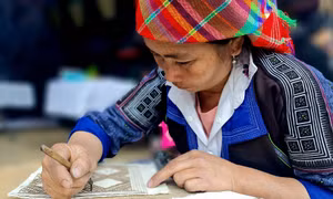 Đặc sắc nghệ thuật vẽ sáp ong trên vải lanh của đồng bào Mông
