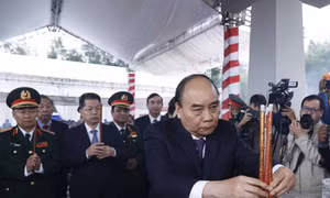 Chủ tịch nước Nguyễn Xuân Phúc và các đại biểu dâng hương tại Khu tưởng niệm Hòn Tàu - Đèo Le. Ảnh: Thống Nhất – TTXVN 