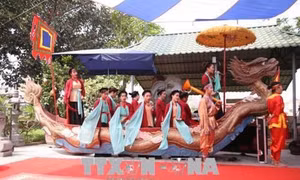 Diễn xướng hát Chèo tàu tại xã Tân Hội, huyện Đan Phượng, Hà Nội. Ảnh: Đinh Thuận - TTXVN