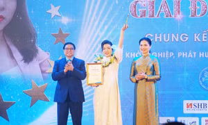 Thủ tướng Chính phủ Phạm Minh Chính và bà Hà Thị Nga, Chủ tịch Trung ương Hội Liên hiệp Phụ nữ Việt Nam trao giải Đặc biệt cho tác giả phụ nữ khởi nghiệp. Ảnh: Hoàng Tâm