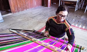 Gắn bó với khung cửi gần 50 năm, những khi rảnh rỗi, bà H'Blong Knul lại ngồi dệt để giữ nghề truyền thống. Ảnh: Ngọc Đức 