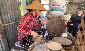 Công đoạn tráng bánh Thuận Hưng. Ảnh: Ánh Tuyết - TTXVN