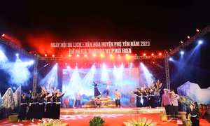 Chương trình nghệ thuật với chủ đề “Sắc màu văn hóa các dân tộc Phù Hoa” tại Ngày hội. Ảnh: Quang Quyết - TTXVN