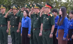 Thiêng liêng lễ chào cờ tại cột mốc ngã ba biên giới