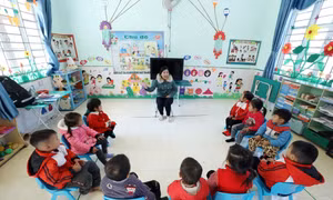 Một buổi học lớp ghép 2 + 3 + 4 tuổi của điểm trường Lũng Slàng thuộc Trường mầm non xã Tri Phương, huyện Tràng Định (Lạng Sơn) với 10 học sinh đều là dân tộc Dao. Ảnh: TTXVN phát
