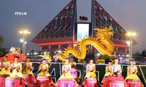 Sôi nổi các hoạt động chào mừng khai mạc Vườn hoa Xuân Giáp Thìn năm 2024 tại Quảng trường 16 tháng 4. Ảnh: Công Thử - TTXVN 