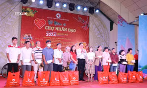 Trao quà Tết cho hộ nghèo tại thành phố Mỹ Tho (Tiền Giang). Ảnh: Minh Trí - TTXVN