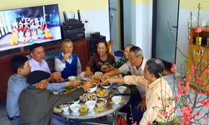 Người dân khu tái định cư thôn Áng Sơn, xã Vạn Ninh, huyện Quảng Ninh (Quảng Bình) ăn tất niên trong ngôi nhà mới. Ảnh: Tá Chuyên - TTXVN