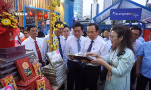 Đại biểu tham quan các gian trưng bày, giới thiệu sách tại Lễ hội Đường sách Tết Giáp Thìn 2024. Ảnh: Thu Hoài - TTXVN