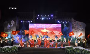 Chương trình nghệ thuật chào mừng Chiến thắng Điện Biên Phủ với chủ đề “Bản hùng ca Điện Biên”. Ảnh: Xuân Tư - TTXVN
